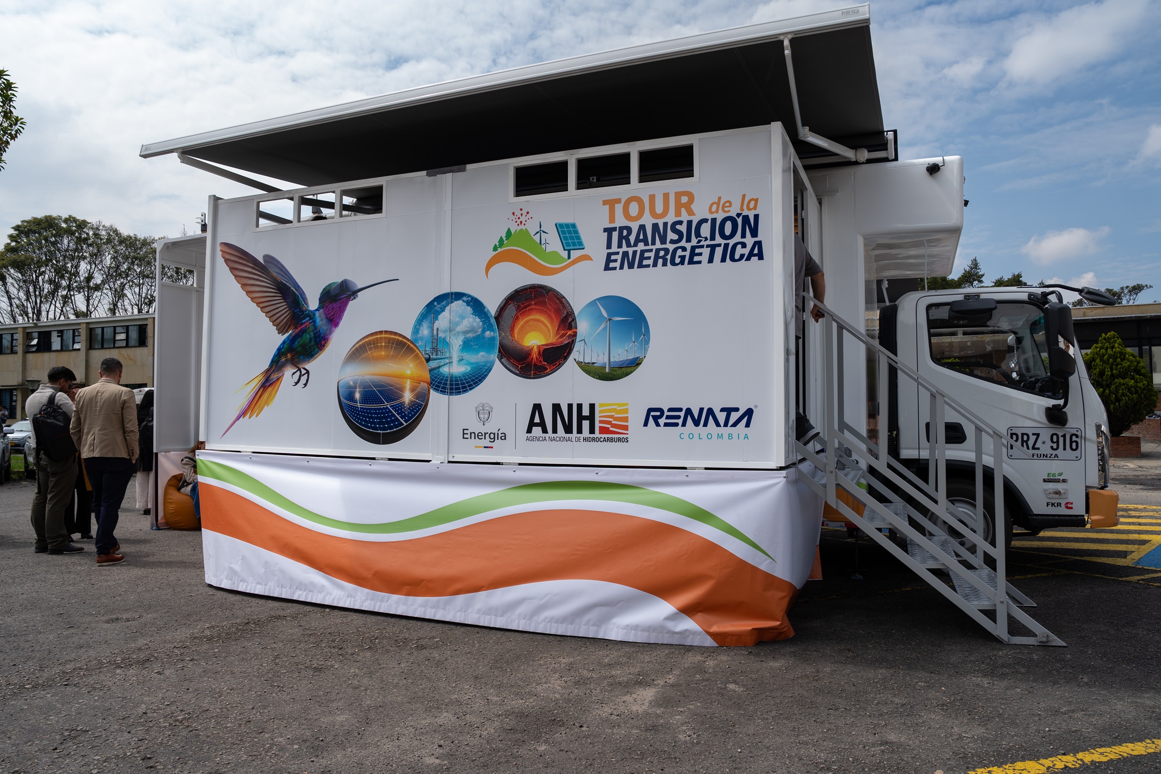 Unidad itinerante del Tour de la Transición Energética con logos de ANH y RENATA